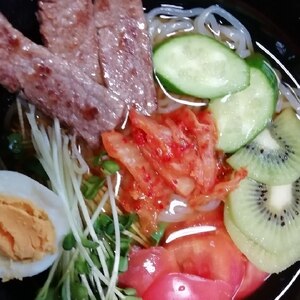 トマトときゅうり入りの韓国風冷麺